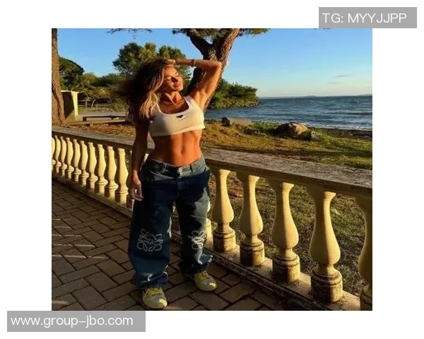 小吧社交秀：胡梅尔斯女友惊艳T台卡卡贝克汉姆同框引发热议